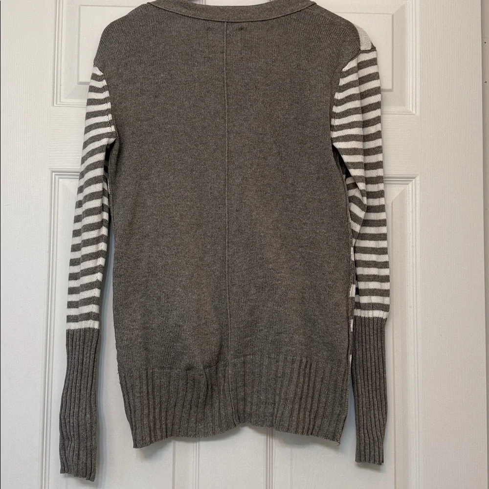 American Eagle Gray White Striped V Neck Cardigan - Picture 5 of 7